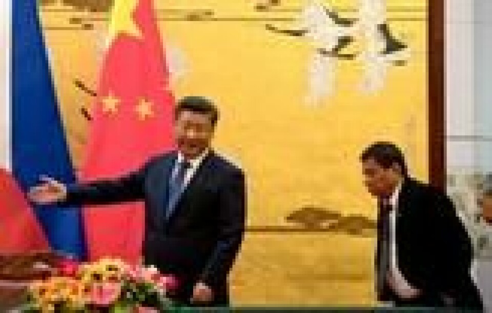 Kinas president Xi Jingping (t.v.) viser vei for Filippinenes president Rodrigo Duterte under en undertegnelsesseremoni i Beijing 20. oktober 2016. Scanpix/AP. Kinas president Xi Jingping (t.v.) viser vei for Filippinenes president Rodrigo Duterte under en undertegnelsesseremoni i Beijing 20. oktober 2016. Scanpix/AP.