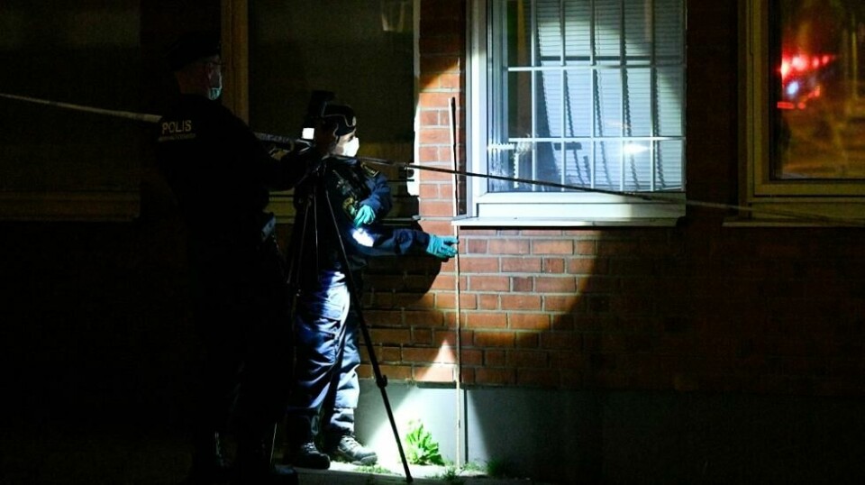 JUNI 2017: Teknikere fra politiet undersøker kulehull ved stedet i Lantmannagatan i Malmö, der en mann ble skutt og drept på en parkeringsplass. Foto: Johan Nilsson/TT / NTB scanpix
