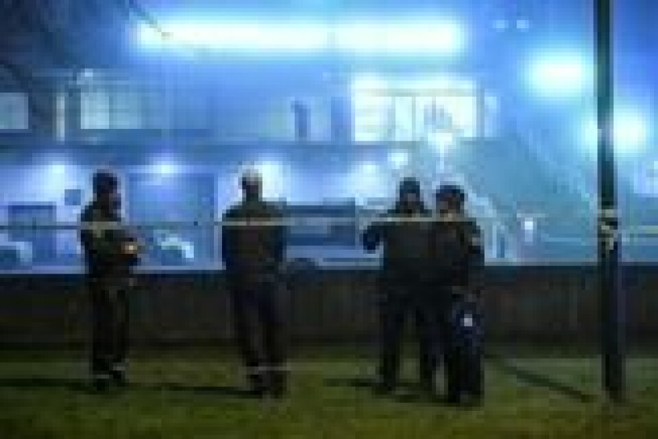 JANUAR 2018: Svenske politifolk holder vakt ved en kontorbygning i Rosengård i Malmö etter en eksplosjon 21. januar. Scanpix/AFP. JANUAR 2018: Svenske politifolk holder vakt ved en kontorbygning i Rosengård i Malmö etter en eksplosjon 21. januar. Scanpix/AFP.