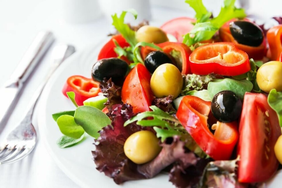 Middelhavssalat med tomater, paprika og oliven Middelhavssalat med tomater, paprika og oliven Foto: Colourbox.com