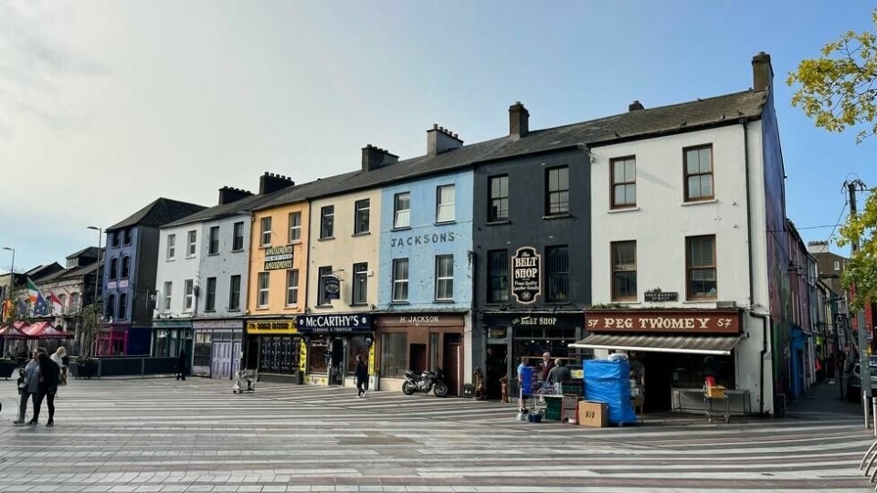 Etter hvert som Cork vokste, ble kanaler og elveløp fylt igjen. To av byens store gater, Grand Parade og St. Patrick´s Street, følger i dag det gamle elveløpet. Etter hvert som Cork vokste, ble kanaler og elveløp fylt igjen. To av byens store gater, Grand Parade og St. Patrick´s Street, følger i dag det gamle elveløpet. Foto: Sverre Bjørstad Graff