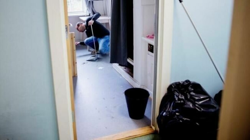Flyttedag: Han kom til Norge i det han sto og gikk i. To år senere er flyttelasset blitt to søppelsekker, en bag og en liten trillekoffert. Foto: Hilde Unosen. Flyttedag: Han kom til Norge i det han sto og gikk i. To år senere er flyttelasset blitt to søppelsekker, en bag og en liten trillekoffert. Foto: Hilde Unosen.