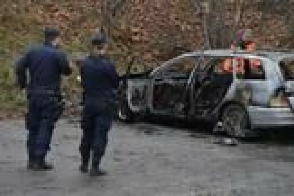 NOVEMBER 2017: Politiet undersøker en utbrent bil som var innblandet i en skyteepisode i nærheten av Bromma flyplass i Stockholm. Foto: Jessica Gow/TT / NTB scanpix NOVEMBER 2017: Politiet undersøker en utbrent bil som var innblandet i en skyteepisode i nærheten av Bromma flyplass i Stockholm. Foto: Jessica Gow/TT / NTB scanpix