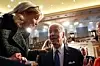 USAs president Joe Biden snakker med representant Debbie Dingell (D-MI) etter State of the Union-tale til en felles sesjon av kongressen 7. februar 2023 i House Chamber of the U.S. Capitol i Washington DC. Foto: Pool / AFP