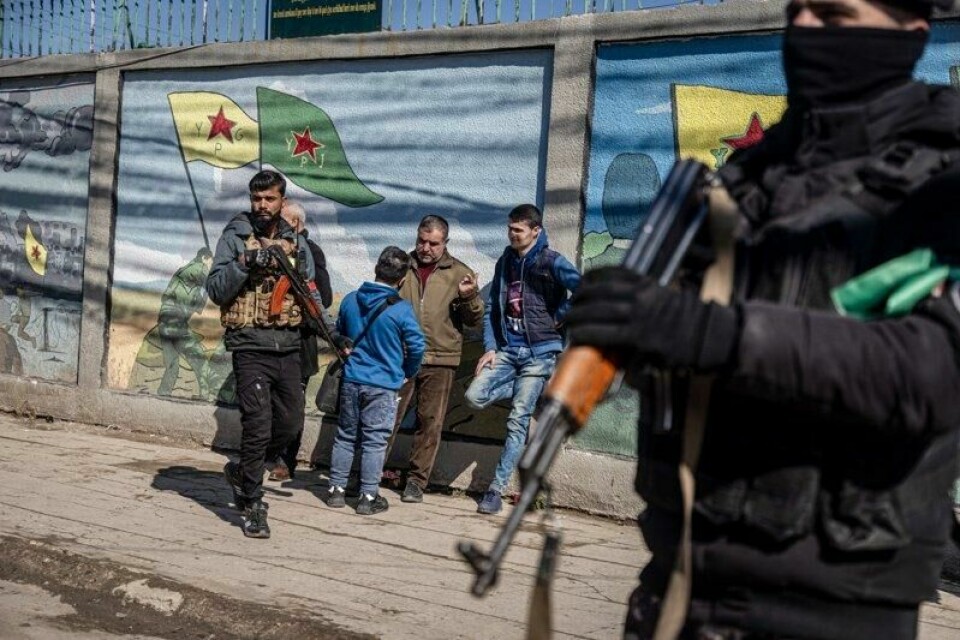 SDF-krigere på patrulje under en demonstrasjon til støtte for den fengslede kurderlederen Abdullah Öcalan i Qamishli nordøst i Syria.