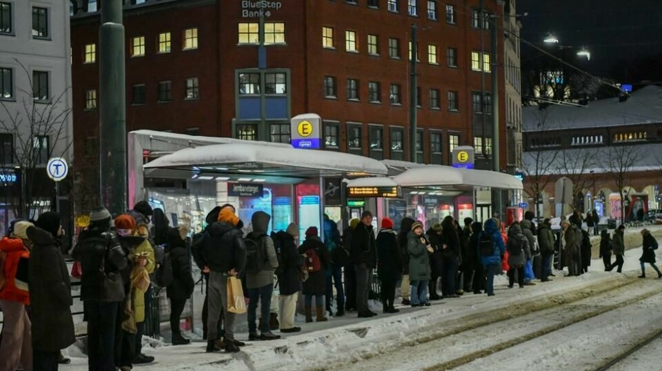 Folk i kø på trikkeholdeplassen på Jernbanetorget i Oslo onsdag. Kraftig snøvær førte til store problemer i kollektivtrafikken på Østlandet onsdag.