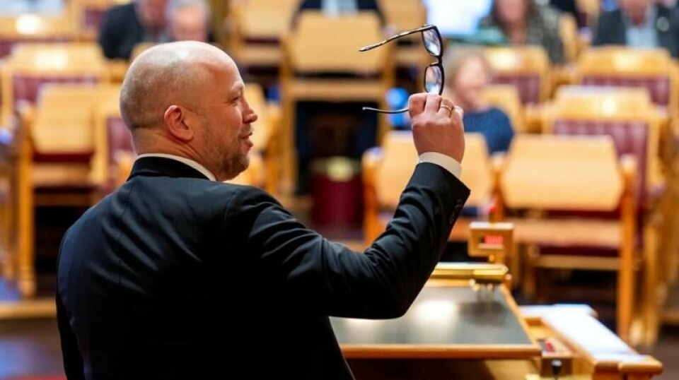 Vedum vurderer å tegne den røde linjen, å gå ut av regjering fordi Ap nå vil implementere tre EU-direktiver – av åtte – som definerer en felles fornybarpolitikk.