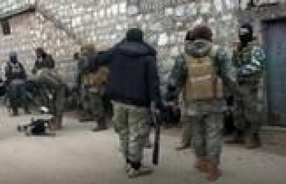 Tahrir al-Sham-medlemmer samler seg i landsbyen Tuwama i Aleppo-provinsen. Foto offentliggjort 1. mars 2018 av jihad-«nyhetsbyrået» Ibaa News. Scanpix/AP. Tahrir al-Sham-medlemmer samler seg i landsbyen Tuwama i Aleppo-provinsen. Foto offentliggjort 1. mars 2018 av jihad-«nyhetsbyrået» Ibaa News. Scanpix/AP.