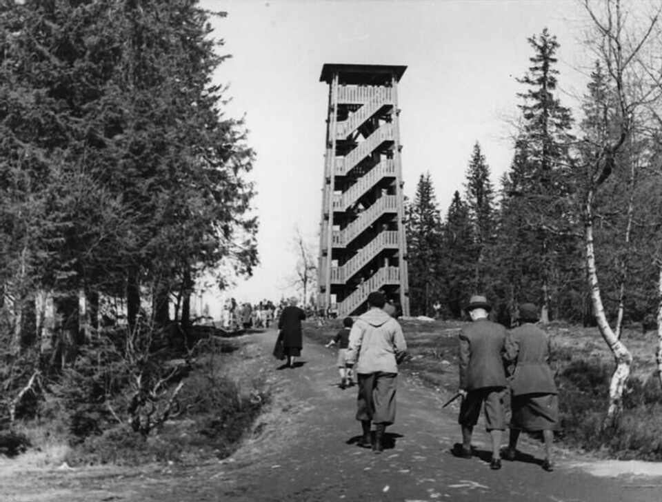 Slik så Tryvannstårnet fra 1934 ut. Det ble revet da det nye sto ferdig. Slik så Tryvannstårnet fra 1934 ut. Det ble revet da det nye sto ferdig. Foto: Anders Beer Wilse