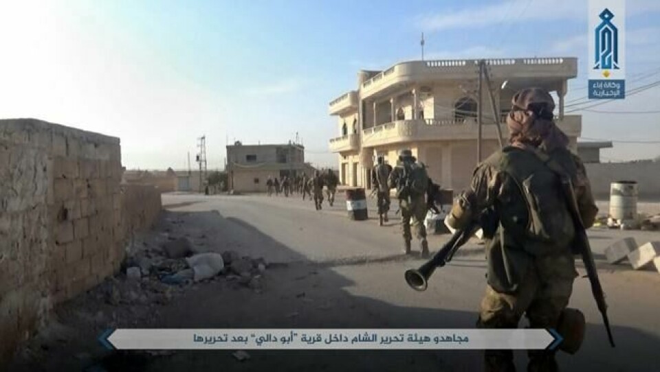 Tahrir al-Sham i landsbyen Abu Dali i Idlib-provinsen etter å ha tatt syriske soldater til fange. Arkivfoto via al-Qaida-affilierte Ibaa News Agency, oktober 2017. Scanpix/AP. Tahrir al-Sham i landsbyen Abu Dali i Idlib-provinsen etter å ha tatt syriske soldater til fange. Arkivfoto via al-Qaida-affilierte Ibaa News Agency, oktober 2017. Scanpix/AP.