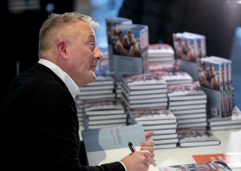 Gjert Ingebrigtsen signerer bøker under mandagens lansering av boken «Kunsten å oppdra en verdensmester». Gjert Ingebrigtsen signerer bøker under mandagens lansering av boken «Kunsten å oppdra en verdensmester». Foto: Vidar Ruud / NTB scanpix