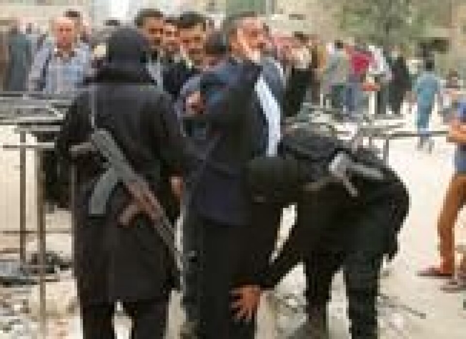 Medlemmer av den islamistiske opprørsgruppa Jabhat al-Nusra ransaker sivile ved en kontrollpost i Aleppo, i november 2013. Scanpix/Reuters. Medlemmer av den islamistiske opprørsgruppa Jabhat al-Nusra ransaker sivile ved en kontrollpost i Aleppo, i november 2013. Scanpix/Reuters.