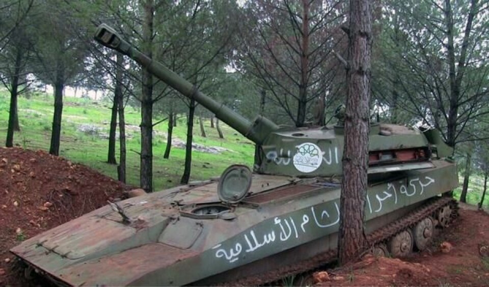 En stridsvogn merket av den militante gruppa Ahrar al-Sham fotografert etter at den ble kapret av den rivaliserende gruppen Tahrir al-Sham i Idlib-provinsen. 26. februar 2018, via al-Qaida-affilierte Ibaa News. Scanpix/AP. En stridsvogn merket av den militante gruppa Ahrar al-Sham fotografert etter at den ble kapret av den rivaliserende gruppen Tahrir al-Sham i Idlib-provinsen. 26. februar 2018, via al-Qaida-affilierte Ibaa News. Scanpix/AP.