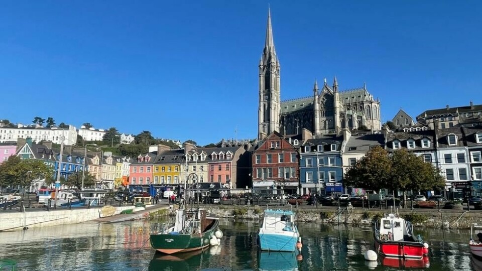 Irland har mange gode kort i ermet. Ett av trumfkortene er landets nest største by, Cork. Byen er stappfull av historie og sjarme, men poserer ikke alltid på bilder. Det gjør til gjengjeld småstedene rundt, som for eksempel fargerike Cobh bare 20 minutter unna. Irland har mange gode kort i ermet. Ett av trumfkortene er landets nest største by, Cork. Byen er stappfull av historie og sjarme, men poserer ikke alltid på bilder. Det gjør til gjengjeld småstedene rundt, som for eksempel fargerike Cobh bare 20 minutter unna. Foto: Sverre Bjørstad Graff