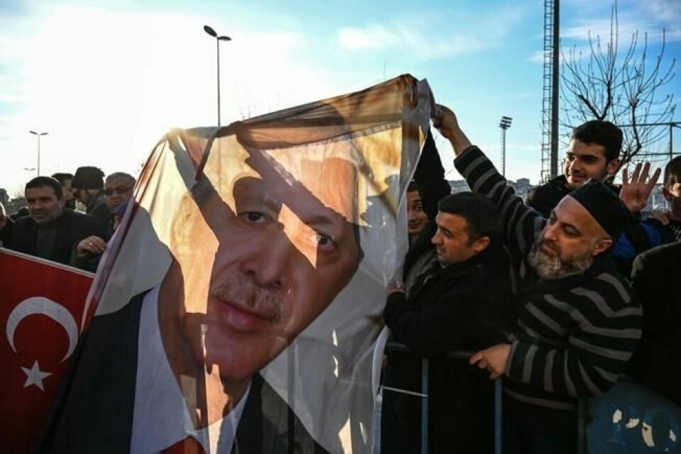 Tilhengere av president Erdogan og hans regjeringsparti AKP roper slagord i Istanbul 1. april, dagen etter lokalvalget i landet. NTB Scanpix/AFP. Tilhengere av president Erdogan og hans regjeringsparti AKP roper slagord i Istanbul 1. april, dagen etter lokalvalget i landet. NTB Scanpix/AFP.