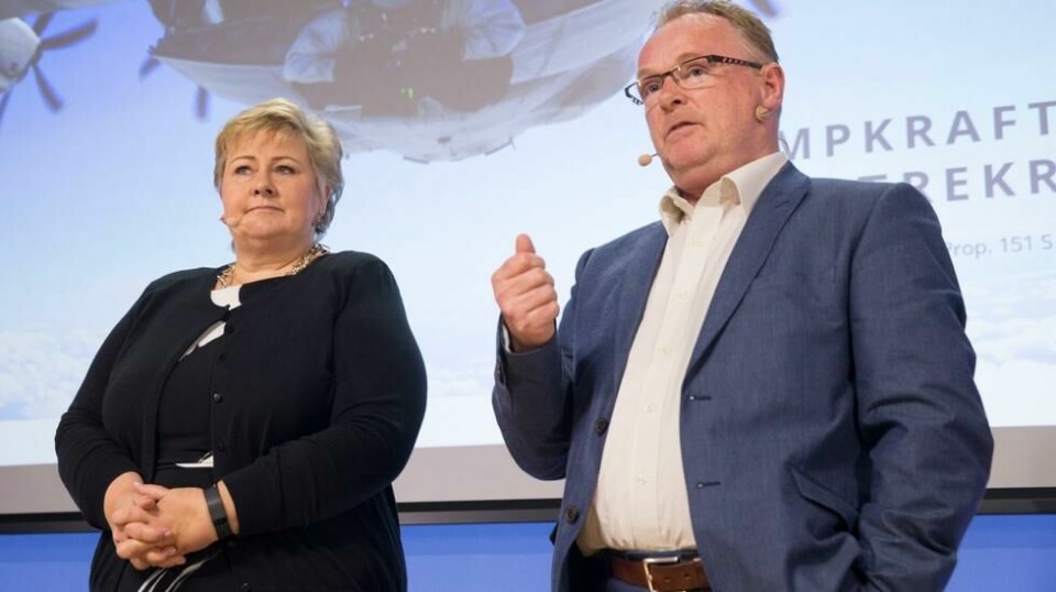 STRAMMER TIL: Statsminister Erna Solberg (H) og vikarierende innvandrings- og integreringsminister Per Sandberg (Frp).