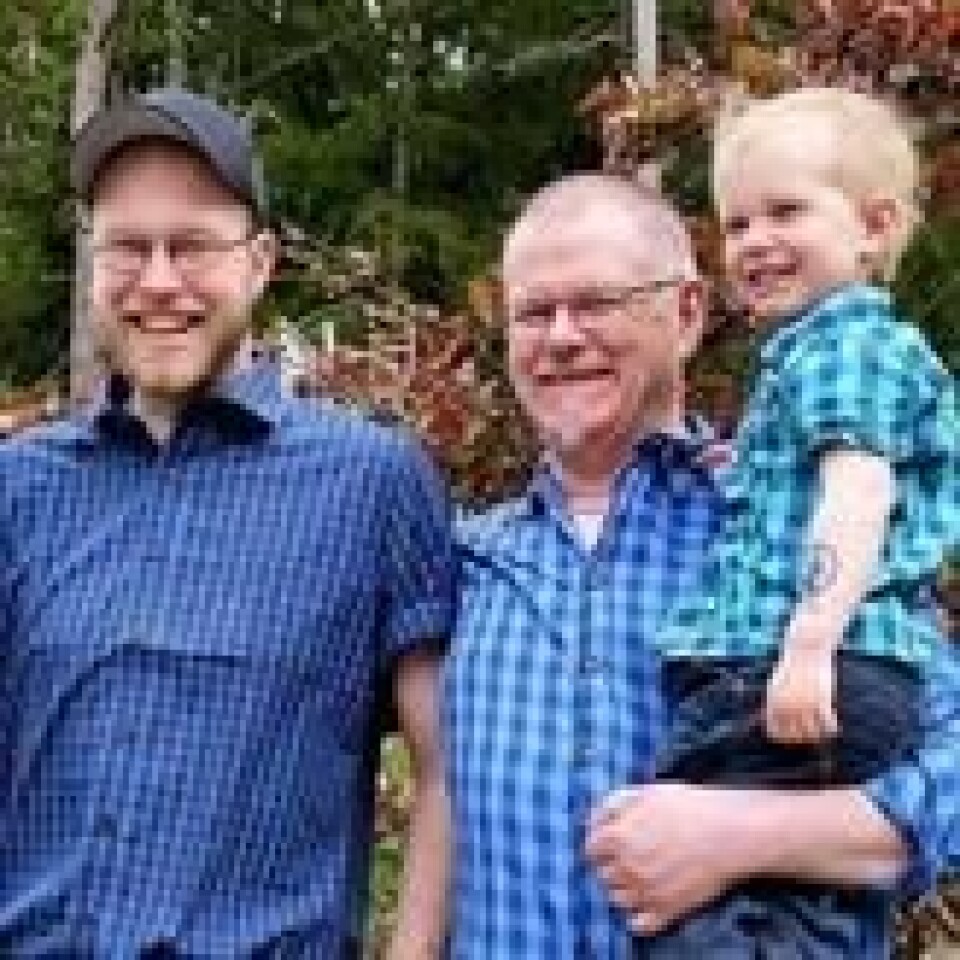 Minas oldebarn Rune Halvdan Viken sammen med sønnen Ronny Halvdan, Minas tippoldebarn, og Syver Andre, hennes tipp-tippoldebarn. Minas oldebarn Rune Halvdan Viken sammen med sønnen Ronny Halvdan, Minas tippoldebarn, og Syver Andre, hennes tipp-tippoldebarn. Foto: Privat