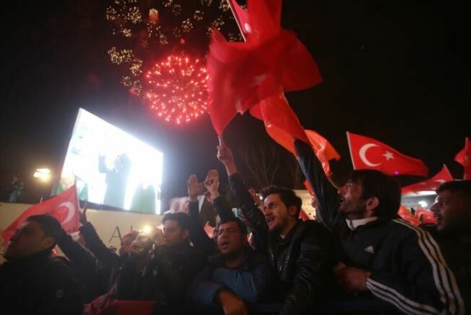 Tilhengere av det tyrkiske regjeringspartiet AKP feirer i Ankara 1. april 2019 etter resultatet av lokalvalget. President Erdogan lovet på valgdagen 31. mars at partiet ville «rette opp sine mangler», etter at det gikk mot jevne resultater i Ankara, Istanbul og andre distrikt. Regjeringspartiet og dets koalisjonspartnere fikk likevel 52 prosent oppslutning på landsbasis. NTB Scanpix/AFP. Tilhengere av det tyrkiske regjeringspartiet AKP feirer i Ankara 1. april 2019 etter resultatet av lokalvalget. President Erdogan lovet på valgdagen 31. mars at partiet ville «rette opp sine mangler», etter at det gikk mot jevne resultater i Ankara, Istanbul og andre distrikt. Regjeringspartiet og dets koalisjonspartnere fikk likevel 52 prosent oppslutning på landsbasis. NTB Scanpix/AFP.