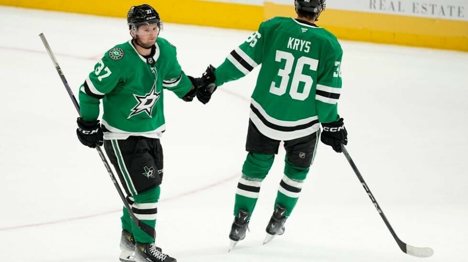 Dallas Stars' Mathias Emilio Pettersen (37) gratuleres av Luke Krys (36) etter at han puttet pucken inn i et tomt bur åtte sekunder før slutt i tredje periode av treningskampen mellom NHL-lagene Minnesota og Dallas Stars i Dallas onsdag. Foto: Tony Gutierrez / AP / NTB