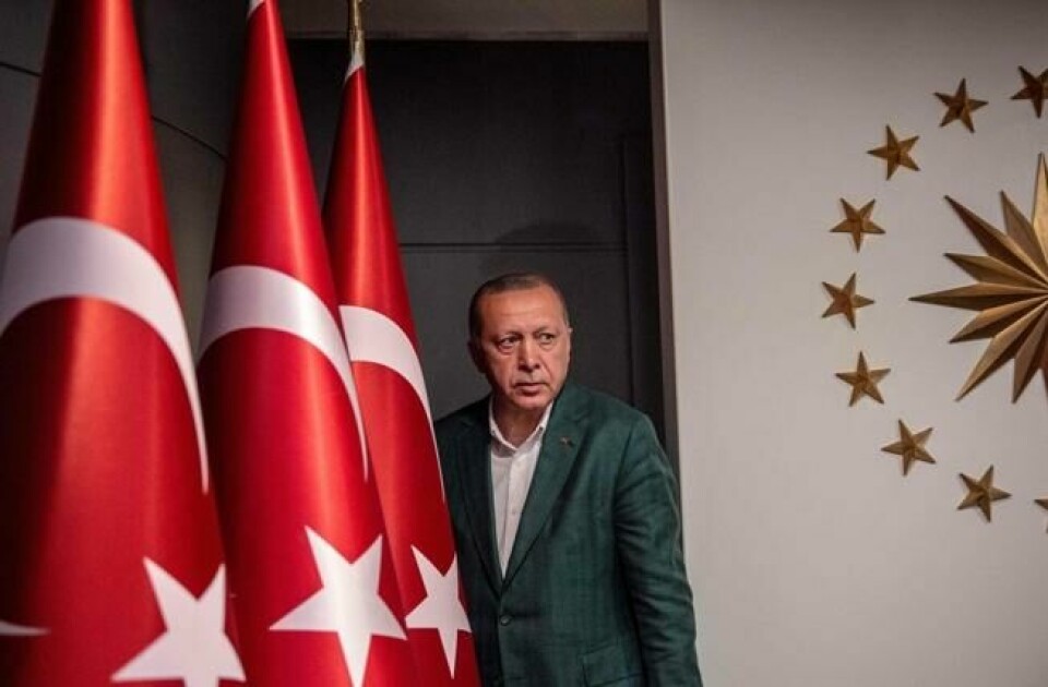 Tyrkias president Tayyip Erdogan ankommer en pressekonferanse i Istanbul kort tid etter lokalvalget i landet. De første valgresultatene tydet på tapt oppslutning for hans parti AKP i flere områder, deriblant de viktige byene Istanbul og Ankara. NTB Scanpix/AFP. Tyrkias president Tayyip Erdogan ankommer en pressekonferanse i Istanbul kort tid etter lokalvalget i landet. De første valgresultatene tydet på tapt oppslutning for hans parti AKP i flere områder, deriblant de viktige byene Istanbul og Ankara. NTB Scanpix/AFP.