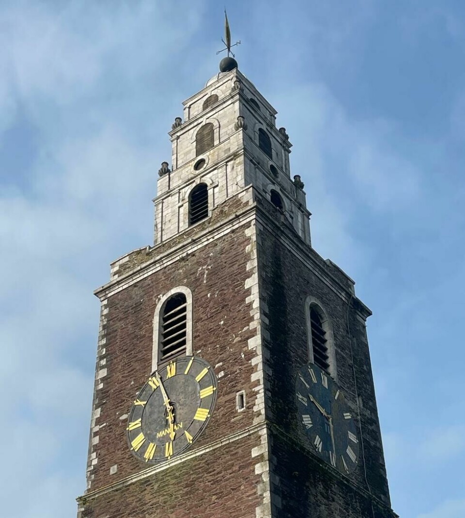 Klokkene på St. Anne kirken viser gjerne fire ulike tider, på grunn av vinden som får tak. På folkemunne kalles gjerne klokkene for «the four best liars», de fire beste løgnhalsene. Klokkene på St. Anne kirken viser gjerne fire ulike tider, på grunn av vinden som får tak. På folkemunne kalles gjerne klokkene for «the four best liars», de fire beste løgnhalsene. Foto: Sverre Bjørstad Graff