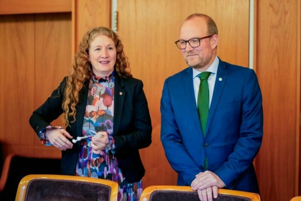 Tuva Moflag (Ap) og Ole André Myhrvold (Sp) før forhandlingene om statsbudsjettet for 2025 mellom SV og regjeringspartiene Ap og Sp torsdag.