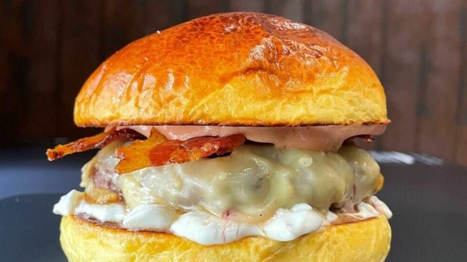 Kanariøyenes beste hamburger serveres i Las Palmas og består av galisisk malt storfekjøtt, kremost, jalapeño med agavesirup, goudaost lagret i 12 måneder, sprøstekt, røkt bacon, løk, salat og restaurantens egen dressing .