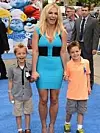 Britney Spears med sine sønner Jayden og Preston i 2013. Hun mistet foreldreretten over guttene i 2008, men har besøkt dem ofte opp gjennom årene. Foto: Jordan Strauss / AP/NTB