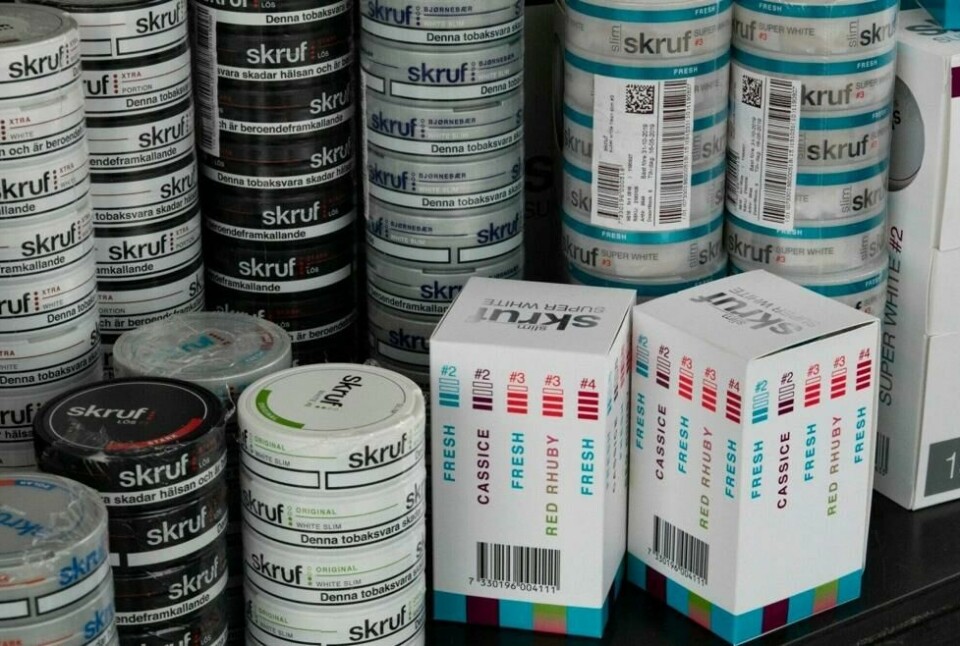 Snusbruken har doblet seg på ti år. Politikerne forsøker å få bukt med det: Prisene blir høyere, boksene har blitt mindre fargerike. Snusbruken har doblet seg på ti år. Politikerne forsøker å få bukt med det: Prisene blir høyere, boksene har blitt mindre fargerike. Foto: Geir Olsen / NTB