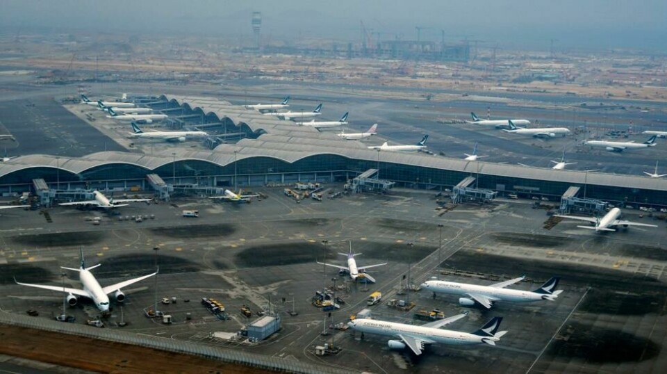 Cathay Pacific-fly på flyplassen i Hongkong. Foto: Andy Wong / AP / NTB