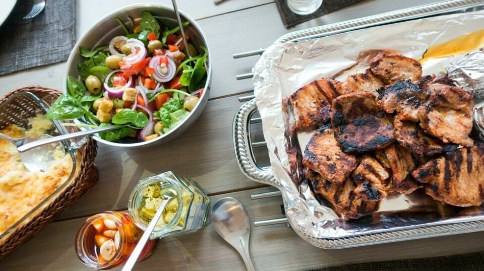 Illustrasjonsfoto: Grillmat med salat og gratinerte poteter.