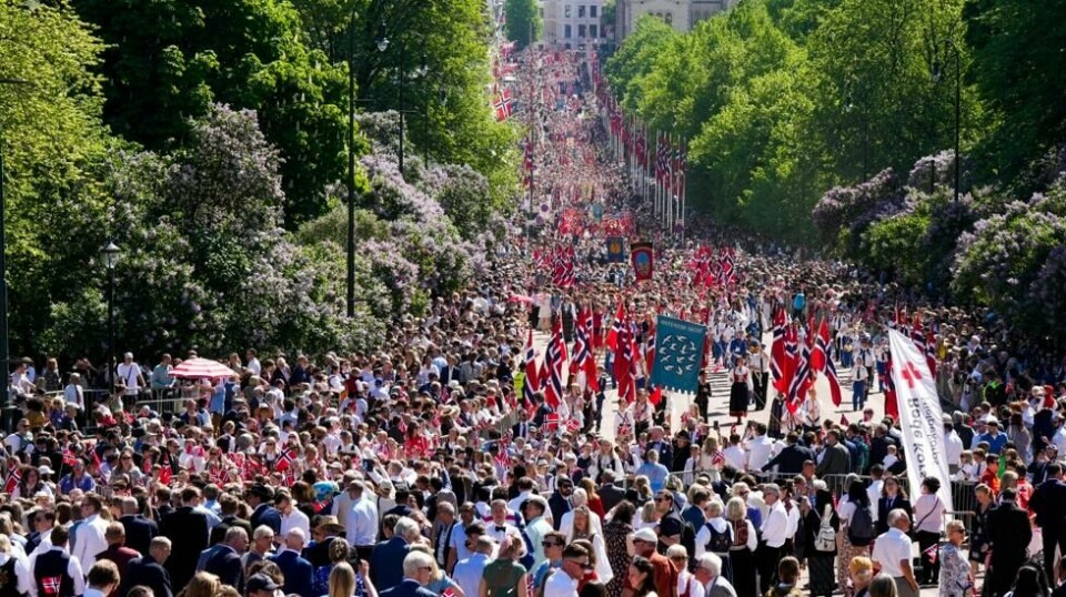 Rundt en halv million mennesker befinner seg i Oslo sentrum på nasjonaldagen. Avbildet er barnetoget, der 119 barneskoler går i tog opp mot slottet. Foto: Heiko Junge / NTB