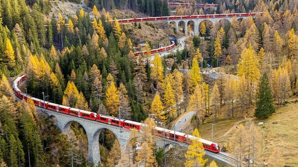XXL-tog på 1,9 kilometer på tur gjennom de sveitsiske alper.