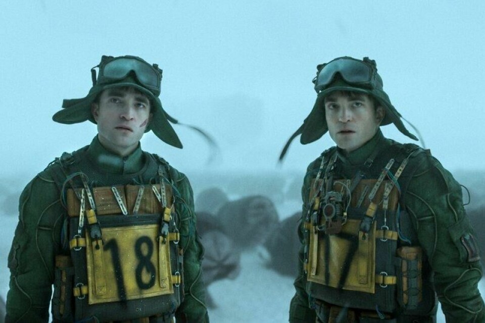 Robert Pattinson i rollene som Mickey 18 og Mickey 17 i filmen, som er kinoklar i Norge fredag.