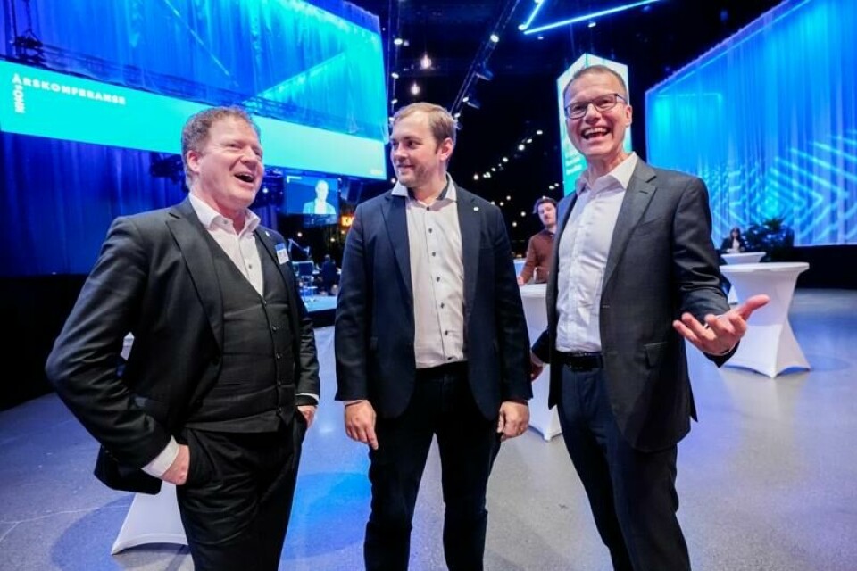 Administrerende direktør Erik Lahnstein i NHO Luftfart (t.h.) er strålende fornøyd med at Senterpartiet vil fjerne flypassasjeravgiften. Han møtte stortingsrepresentant Sigbjørn Gjelsvik (Sp) og Senterpartiets førstekandidat i Nordland, Bent-Joacim Bentzen, på NHOs årskonferanse onsdag.