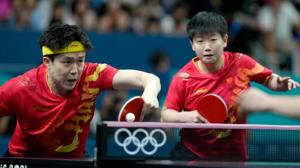Wang Chuqin i aksjon med favorittracket i OL-finalen i bordtennis mixed double. Den ble ødelagt i viraken etter gullet, og han må bruke en reserveracket resten av OL. Foto: Petros Giannakouris, AP / NTB