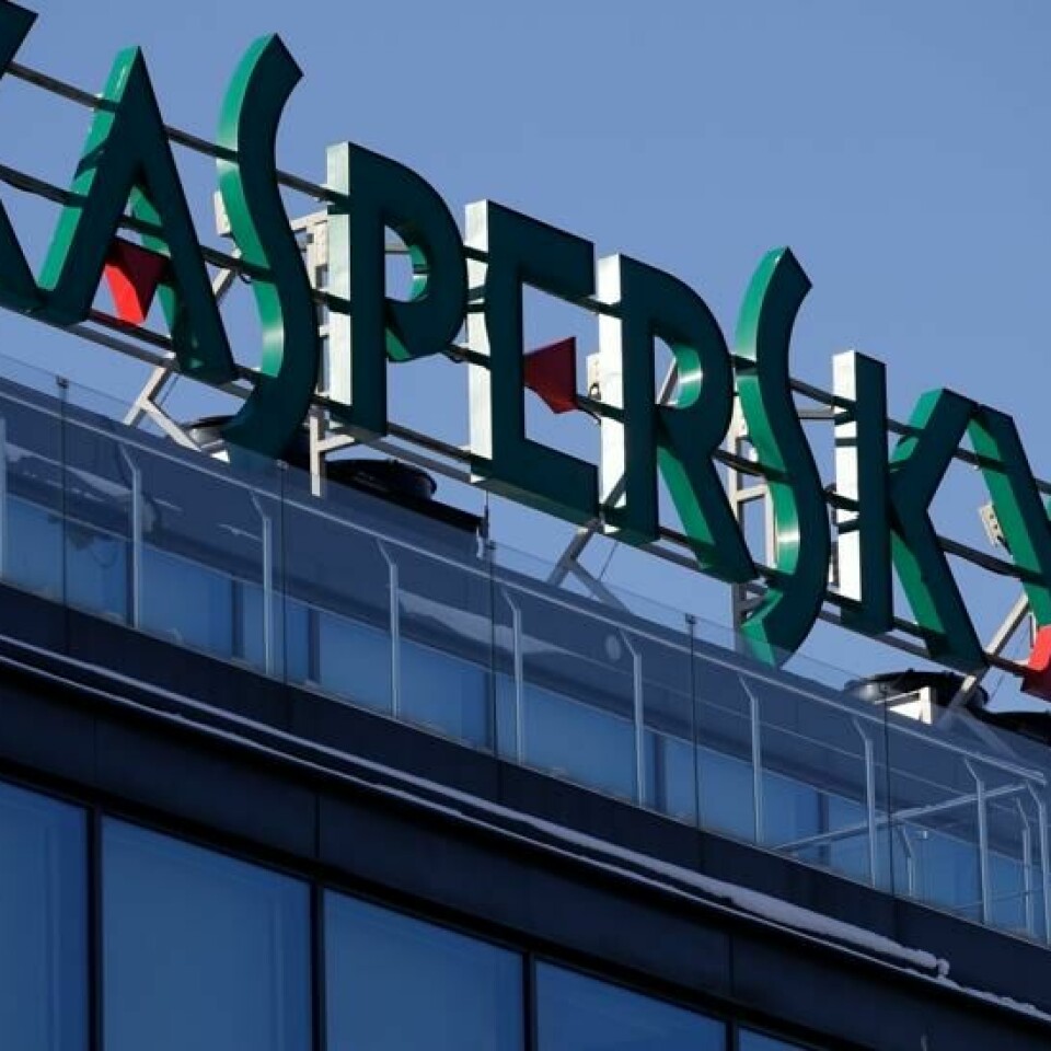 Et skilt med logoen til Kaspersky Lab over selskapets hovedkontor i Moskva. Flere medlemmer av selskapets ledelse er nå sanksjonert av amerikanske myndigheter. Foto: Pavel Golovkin / AP / NTB