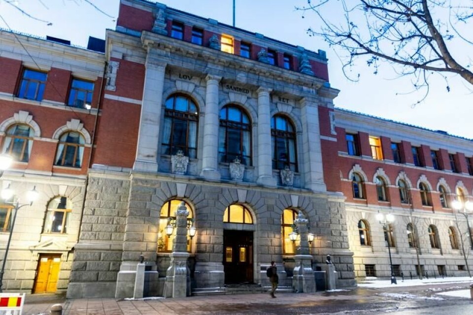 Høyesterett har redusert straffen til en far som ble dømt i både tingretten og lagmannsretten for overgrep mot sin mindreårige datter.