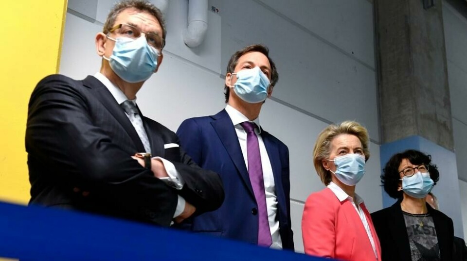 Bildet viser Pfizer-sjef Albert Bourla, grunnleggeren av BioNTech Ozlem Tureci, EU-kommisjonens president Ursula Von der Leyen og Belgias statsminister Alexander De Croo.