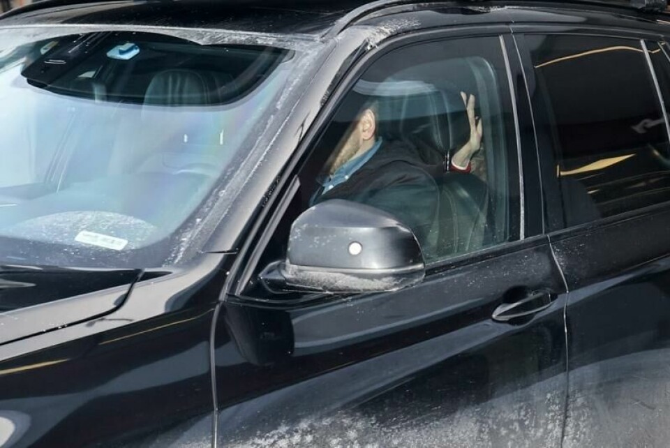 Dronning Sonja vinket til pressen da hun forlot sykehuset i Lillehammer.