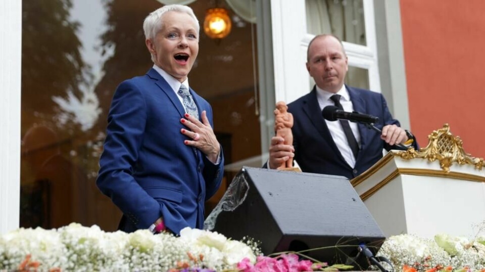 Forfatter Mona Høvring tildeles Aschehougprisen for 2024. Den fikk hun under Aschehougs hagefest i Oslo torsdag. Foto: Amanda Pedersen Giske / NTB