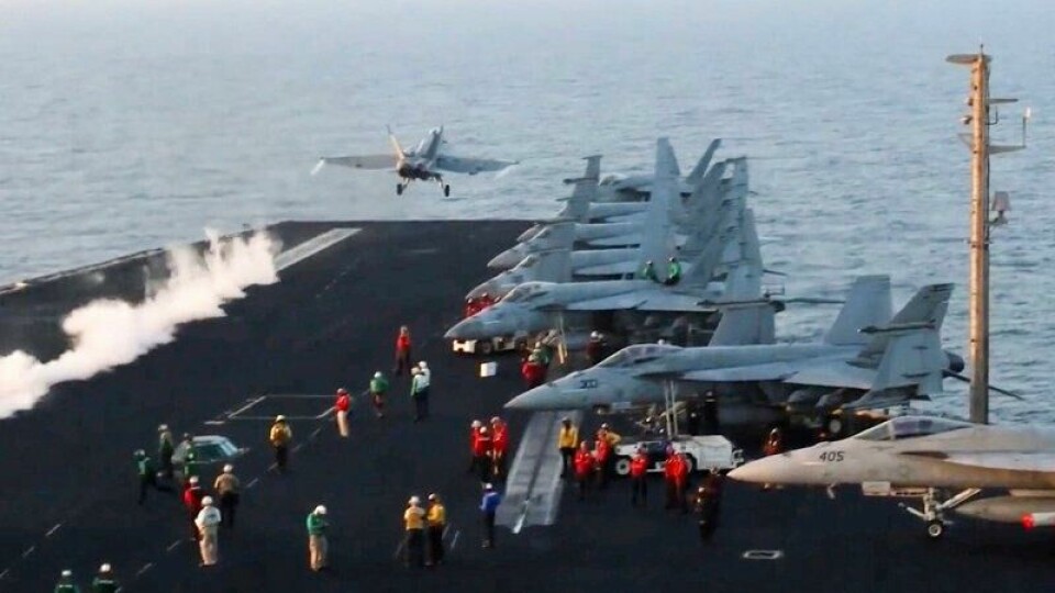 Den amerikanske marinen har delt bilder av kampfly som tok av fra hangarskip i Rødehavet før angrep i Jemen lørdag.