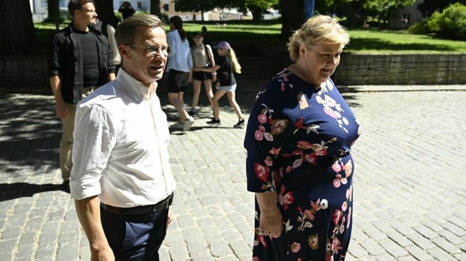 Sveriges statsminister Ulf Kristersson og Høyre-leder Erna Solberg på Almedalsveckan i Visby i Sverige onsdag. Foto: Christine Olsson / TT / NTB