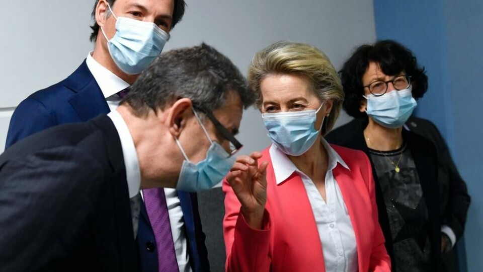 Von der Leyen i en samtale med Bourla under et møte i Belgia i april i fjor. Von der Leyen i en samtale med Bourla under et møte i Belgia i april i fjor. Foto: John Thys / AP/NTB