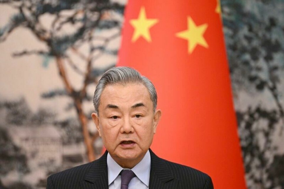 Kinesiske utenriksminister Wang Yi sier en Ukrainsk fredsavtale må være bindende og akseptabel for alle involverte parter.