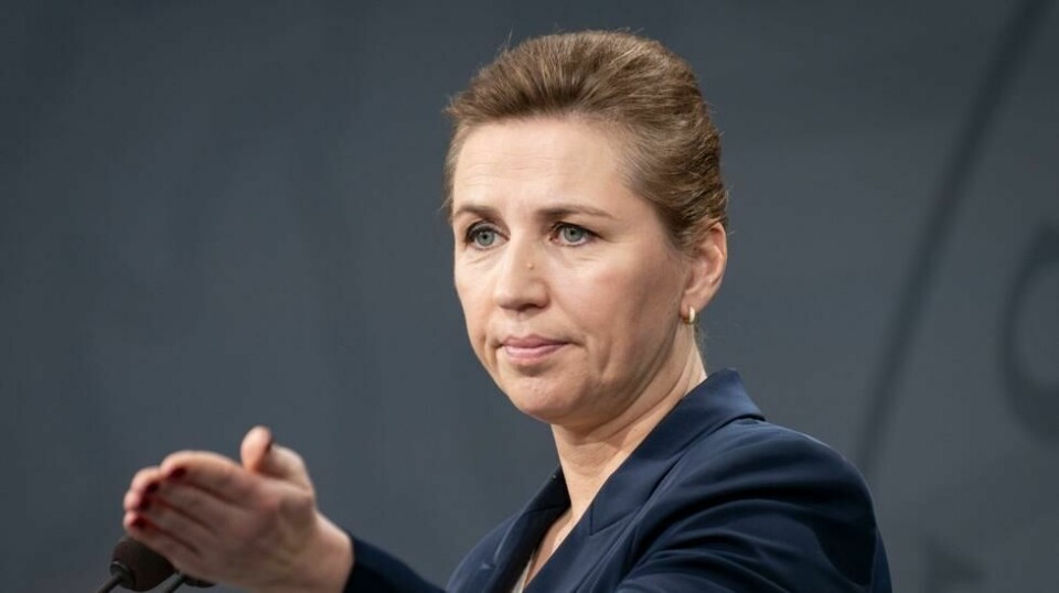 Danmarks statsminister Mette Frederiksen skal tradisjonen tro holde sin nyttårstale 1. januar. Ifølge flere danske medier har hun måttet skrive den om på kort varsel etter at dronning Margrethe kunngjorde at hun abdiserer. Foto: Emil Nicolai Helms / Ritzau Scanpix / AP / NTB
