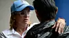 Ordfører Carmen Yulin Cruz snakker med en mann på et av sykehusene i San Juan på Puerto Rico. Donald Trump sier han og Melania skal besøke øya tirsdag. Foto: Carlos Giusti / AP