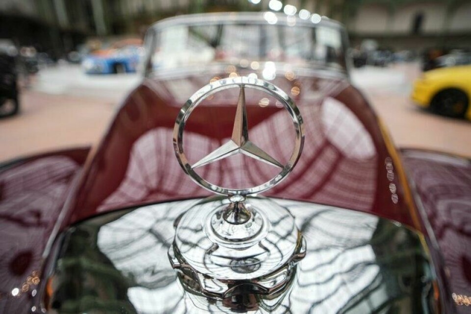 Det tyske luksusbilmerket Mercedes-Benz opplevde et kraftig resultatfall i fjor.