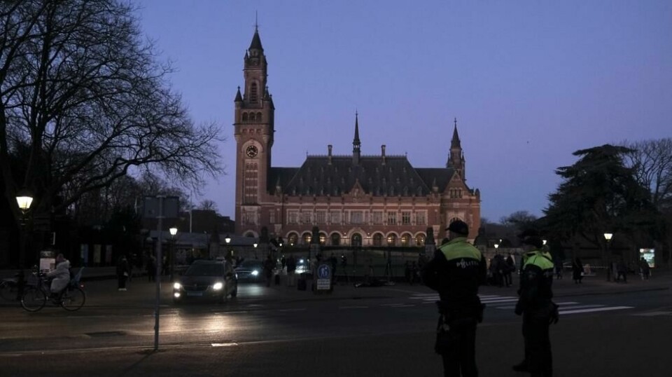 Politibetjenter står vakt utenfor den internasjonale domstolen i Haag (ICJ), der Sør-Afrikas anklager mot Israel om folkemord i Gaza skal behandles torsdag. Foto: Patrick Post / AP / NTB