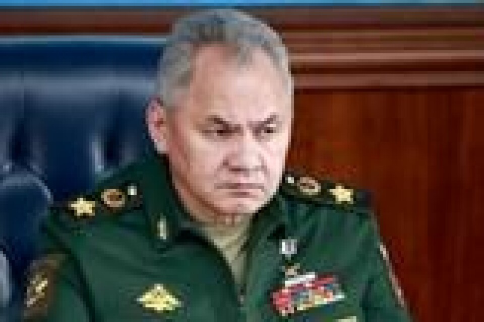 Russlands forsvarsminister Sergej Sjojgu besøkte for få dager siden russiske styrker ved fronten i Øst-Ukraina. Der delte han ut dekorasjoner til soldater. – Disse utmerkelsene er fortjent, dere kjemper godt. Mye arbeid gjenstår, sa Sjojgu. Russlands forsvarsminister Sergej Sjojgu besøkte for få dager siden russiske styrker ved fronten i Øst-Ukraina. Der delte han ut dekorasjoner til soldater. – Disse utmerkelsene er fortjent, dere kjemper godt. Mye arbeid gjenstår, sa Sjojgu. Foto: Sergei Fadeisjev / Reuters / NTB